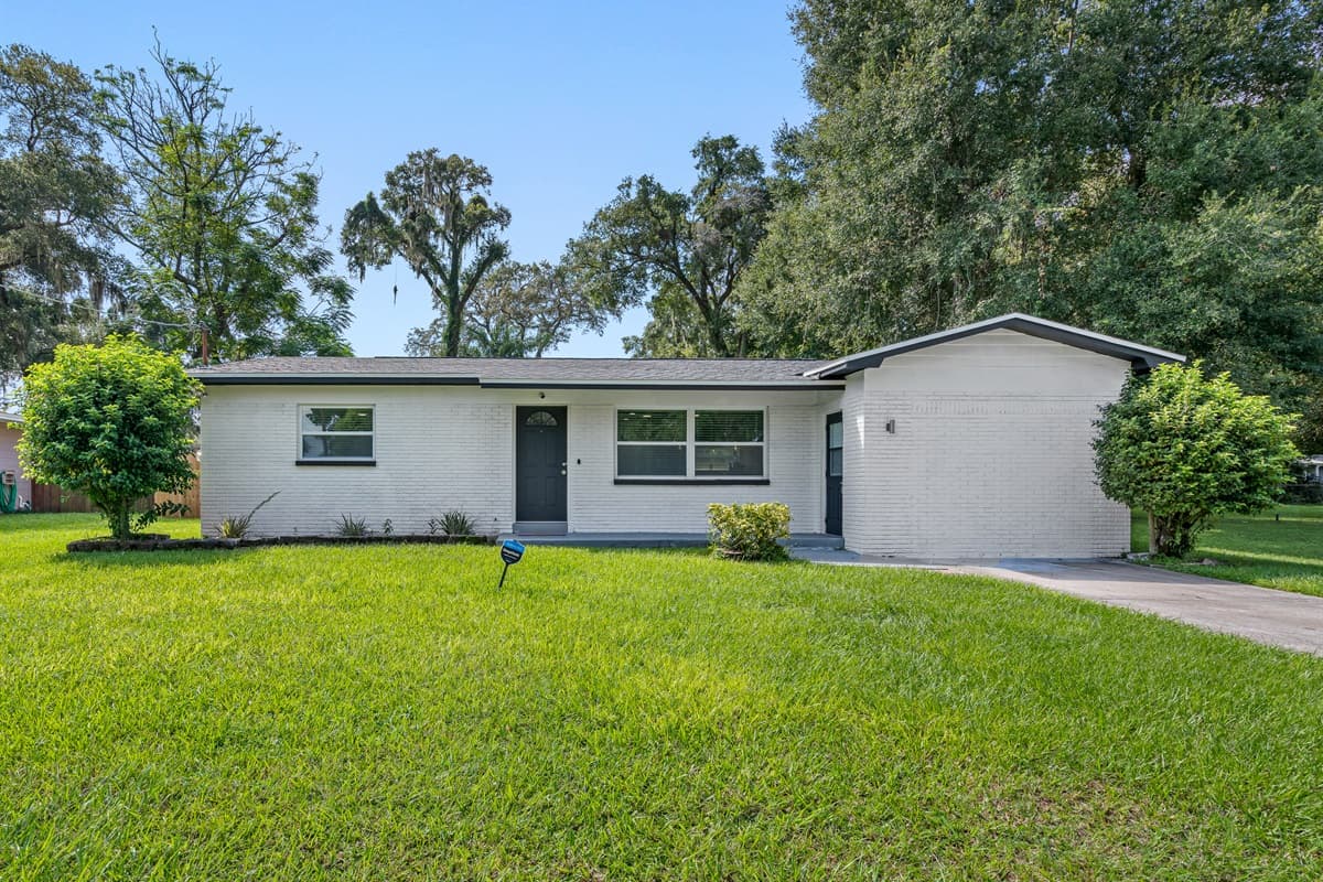 The beautiful side view of the house showcasing our magnificent front yard, amazing tree, and driveway. If you are interested in this property, don't hesitate to send us a message! Book now!