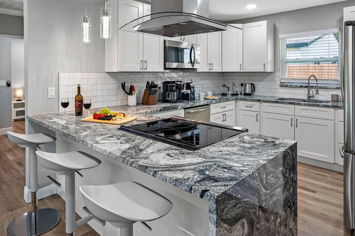 Want everyone to participate in the kitchen activities? Worry not! Our open kitchen space can accommodate everyone who wants to join. Meals are enjoyed best when served hot and fresh! 