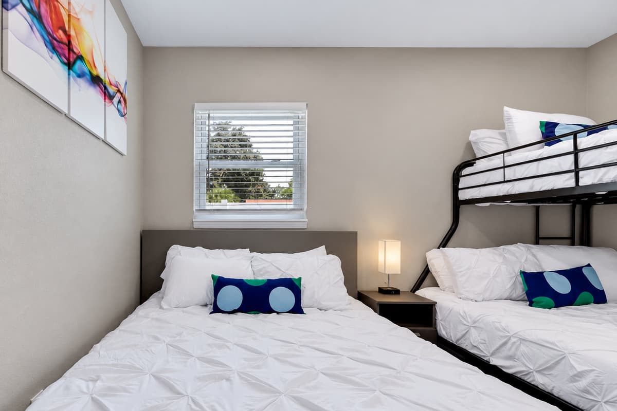 Beautiful bedroom with single over twin bunkbed, queen sized bed, drawers for storage and smart TV. Ideal room for a family with kids or a group of friends. If you are interested in this property, send us an inquiry now!