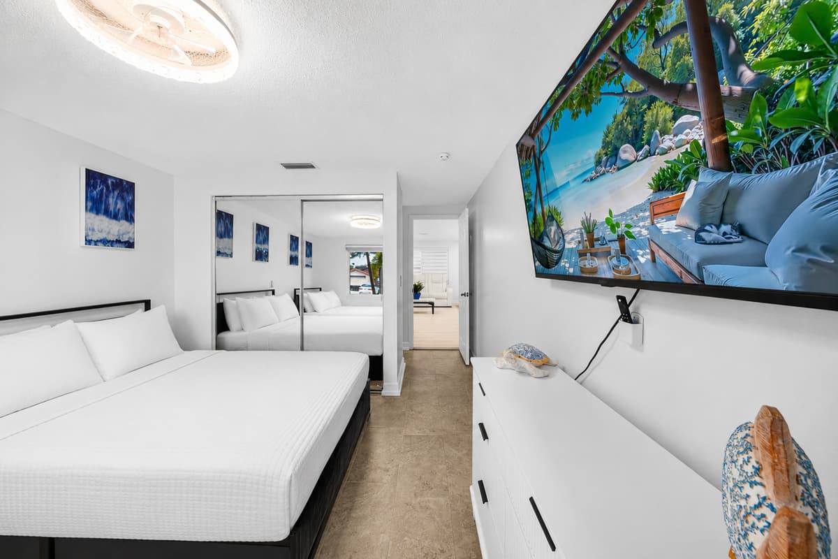 Bright guest bedroom with a king size bed and queen size bed. Also features a Smart TV, and comfortable accommodations ideal for families or groups traveling together.