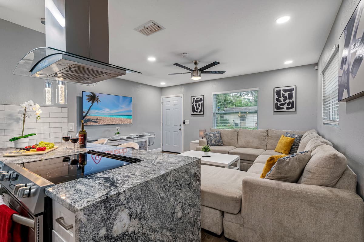Create beautiful memories with your loved ones in this magnificent property. Our cozy open area is great for relaxing, cooking and eating great meals with family. Send us a message now!