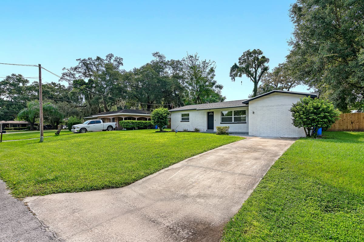 We have spacious and secured driveway so you don't have to worry about where to park your cars! If you think this property suits your needs, send us a message!