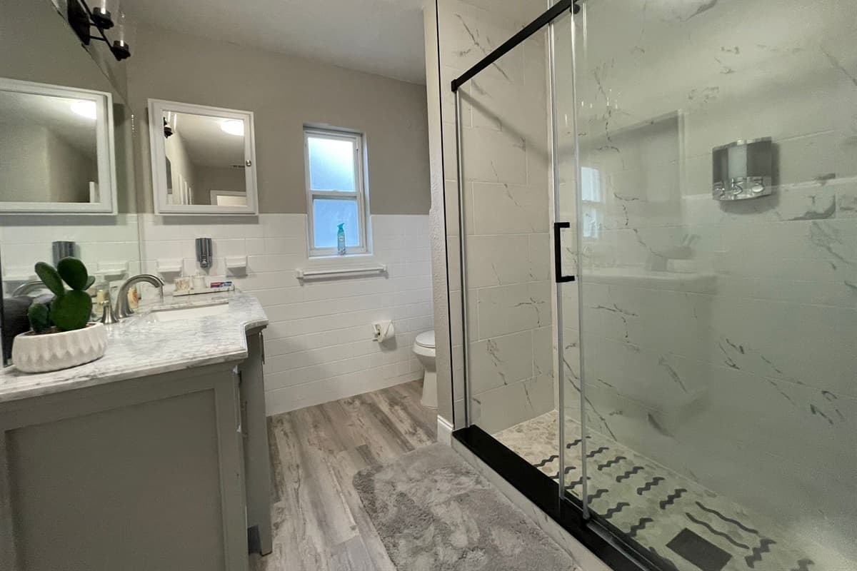 Whether you're starting your morning with an energizing shower or winding down in the evening, our walk-in shower is here to enhance your stay and provide you with a refreshing escape.