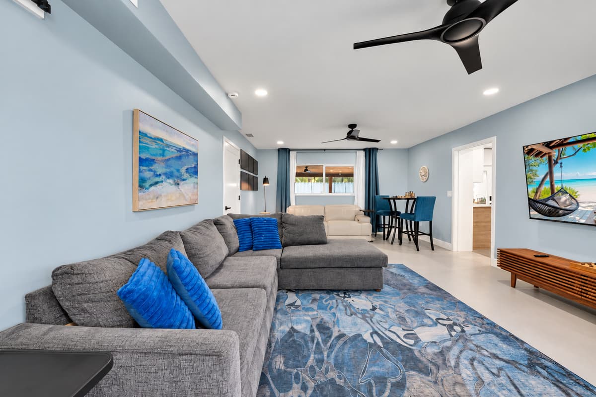 A full living room on the second floor. Sofa, table and space to spread out, so the group can split in two without anyone feeling sent away from the party.