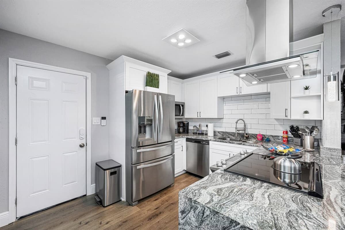Do your kids love watching you cook or help you with little things in the kitchen? We have a great space for everyone to enjoy preparing meals. Create great memories with loved ones. Send us an inquiry now!