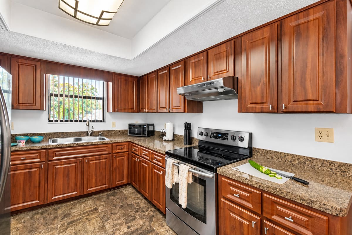 You’ll have ample storage space for groceries, cookware, and pantry items, whether you’re staying for a weekend or an extended getaway.