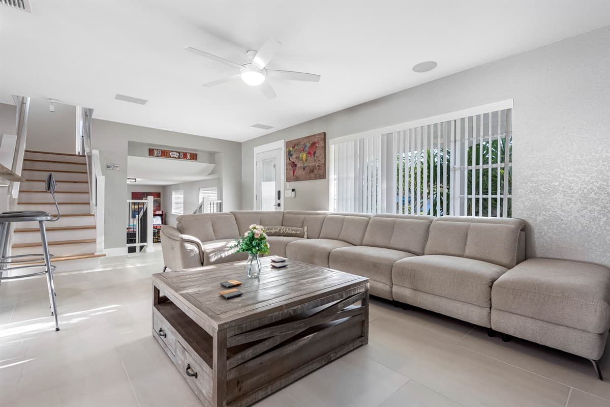 Elegant living room with a beautiful couch, smart TV and a wonderful ambiance.