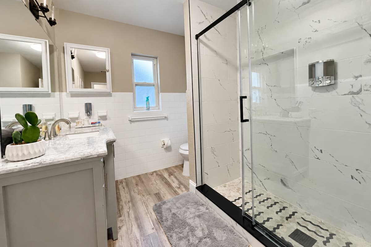 Whether you're starting your morning with an energizing shower or winding down in the evening, our walk-in shower is here to enhance your stay and provide you with a refreshing escape.