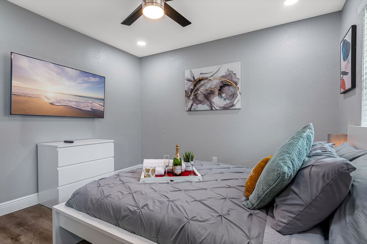 Watch your favorite series or movies in your own room! This elegant room has a queen sized bed, drawers and smart TV! Book this property now!