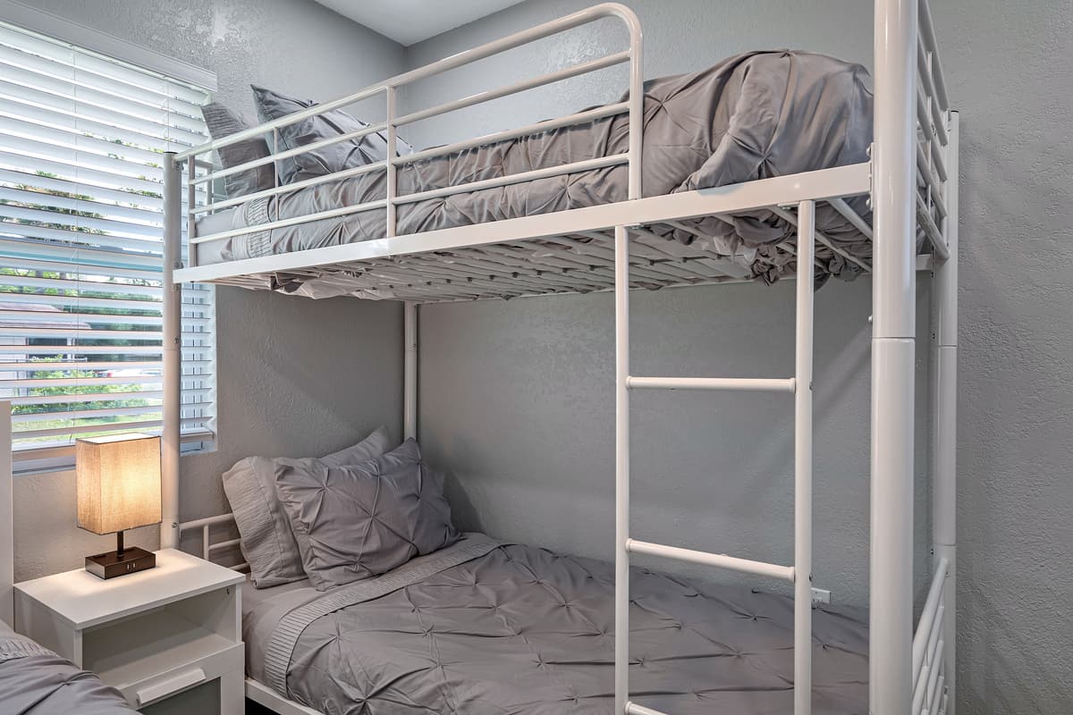 Cozy bedroom with single bunkbed, queen sized bed, drawers for storage and smart TV. Ideal room for a family with kids or a group of friends. Tell us what you think of the property. Send us an inquiry now!