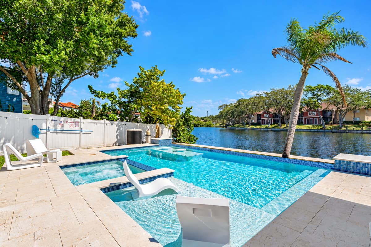 Well maintained heated pool in a beautiful fully fenced backyard. Relax in our heated pool with an amazing view of the lake with family and friends. If you are interested in this property, send us an inquiry right now!