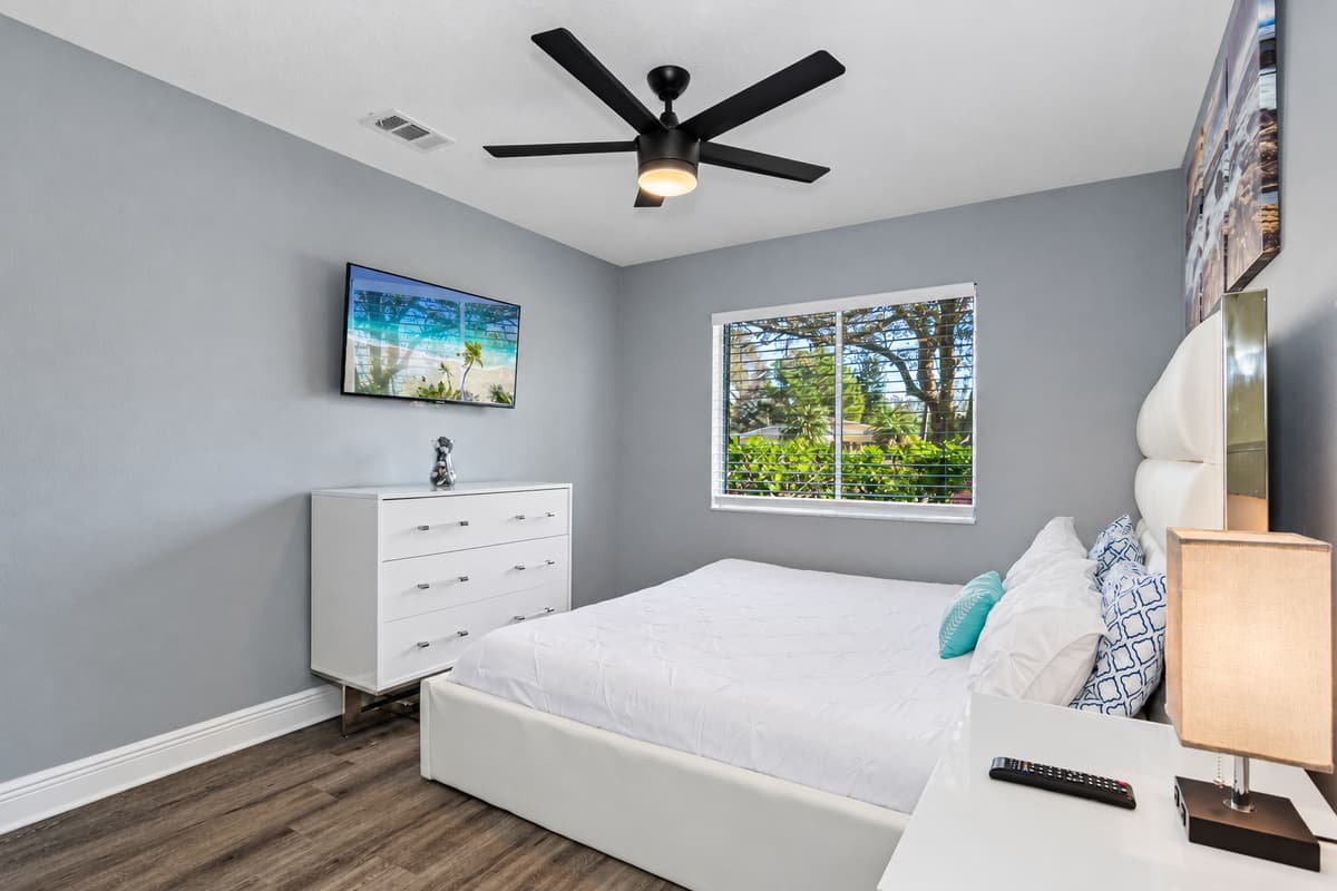 Relax after a long day of activities with family and friends. Have an amazing sleep in this beautiful room that has a queen-size bed, TV, drawers, and closet. 