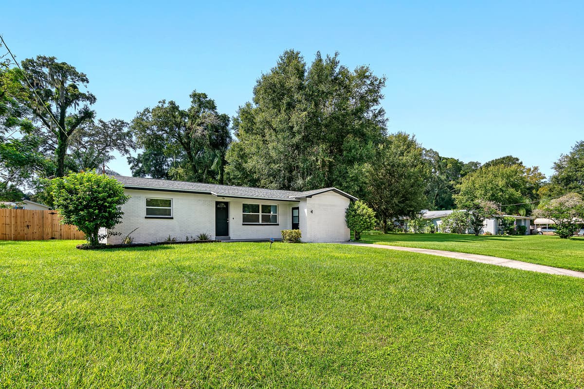 The immaculate front view of this property showcasing the front yard and parking area that is equipped with CCTV cameras to ensure your safety during your stay. If you are interested in this property, send us an inquiry now!