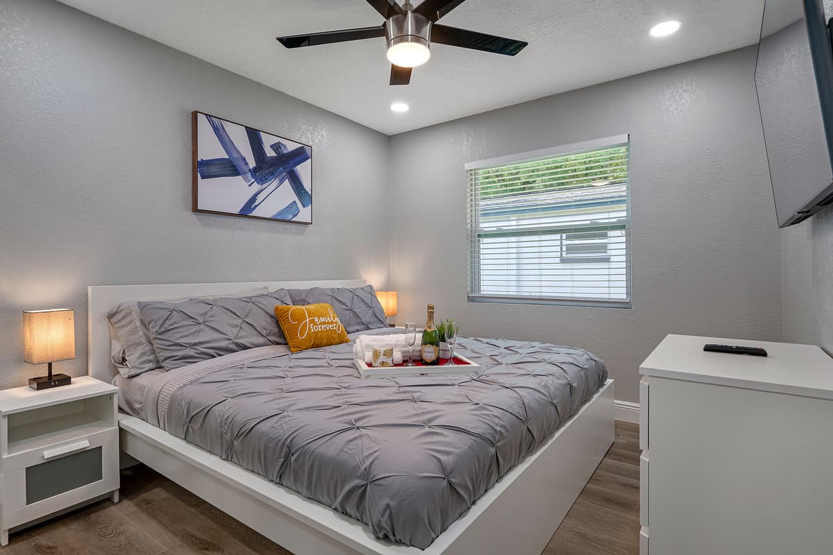 Lovely bedroom with queen size bed, smart TV and drawers. Enjoy the comfort while staying at your home far from home. Do you love what you see? Don't think twice and book this property!