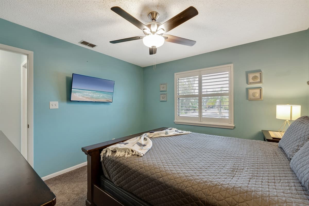 The room seamlessly combines style and practicality, creating an environment where you can truly unwind and rejuvenate.