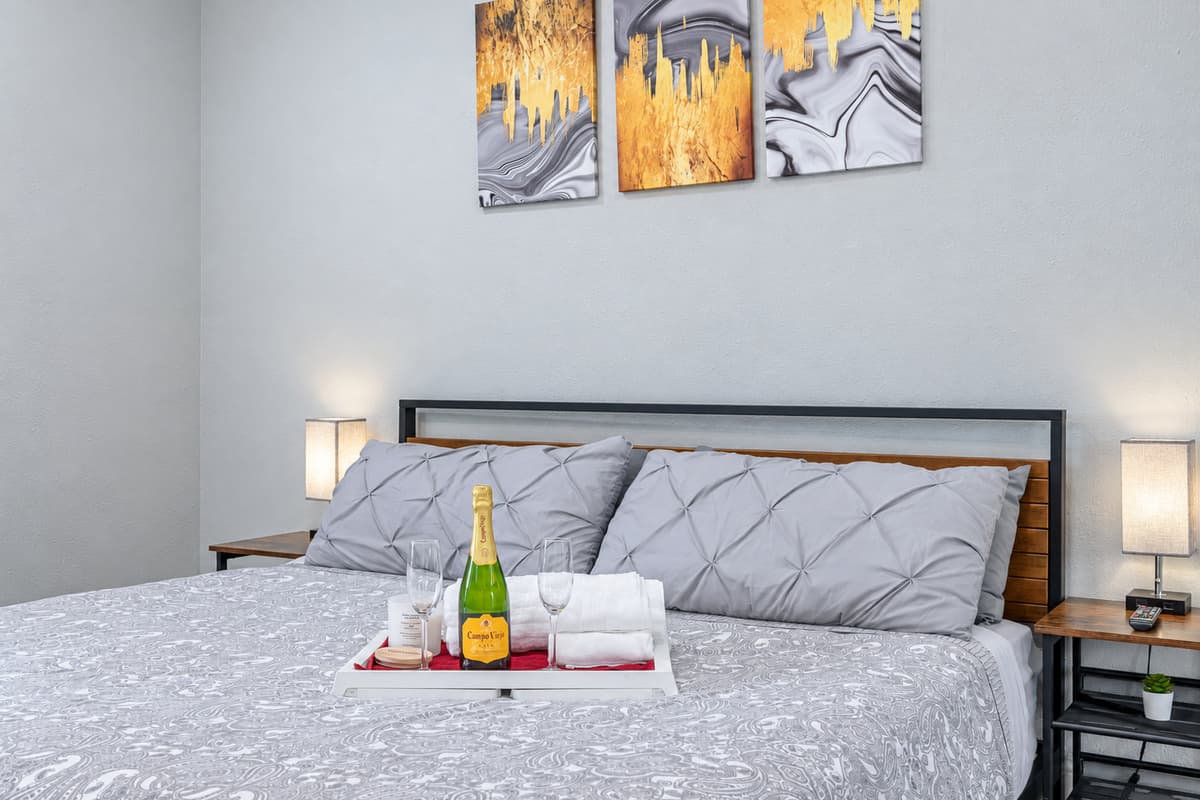Lovely bedroom with king size bed, smart TV and own bathroom. Enjoy the comfort while staying at your home far from home. Do you love what you see? Don't think twice and send us an inquiry as soon as possible!