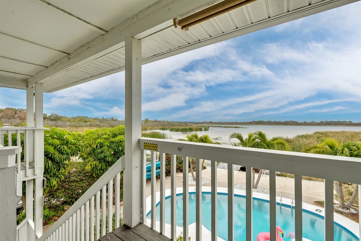 If you desire a more elevated experience, venture onto the balcony and soak in the breathtaking views. Marvel at the glistening waters of the lake!