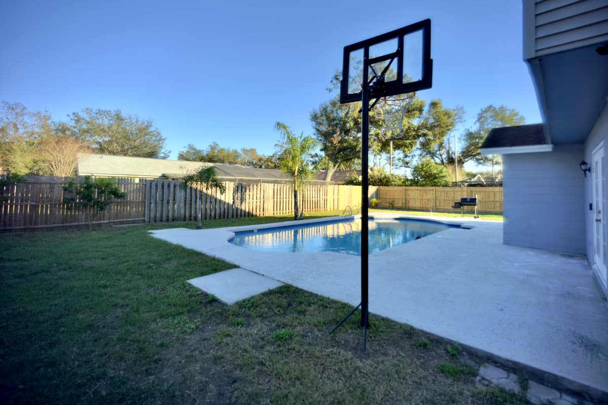 🏀 Game on! The spacious backyard features a full-size basketball hoop for friendly competition, with the sparkling pool just steps away for a cool down after. 🌊🎉