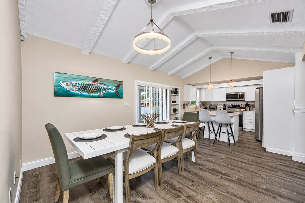 Share great stories with family and friends while having amazing meals in this lovely dining area! This is the best time to catch up! Inquire now!