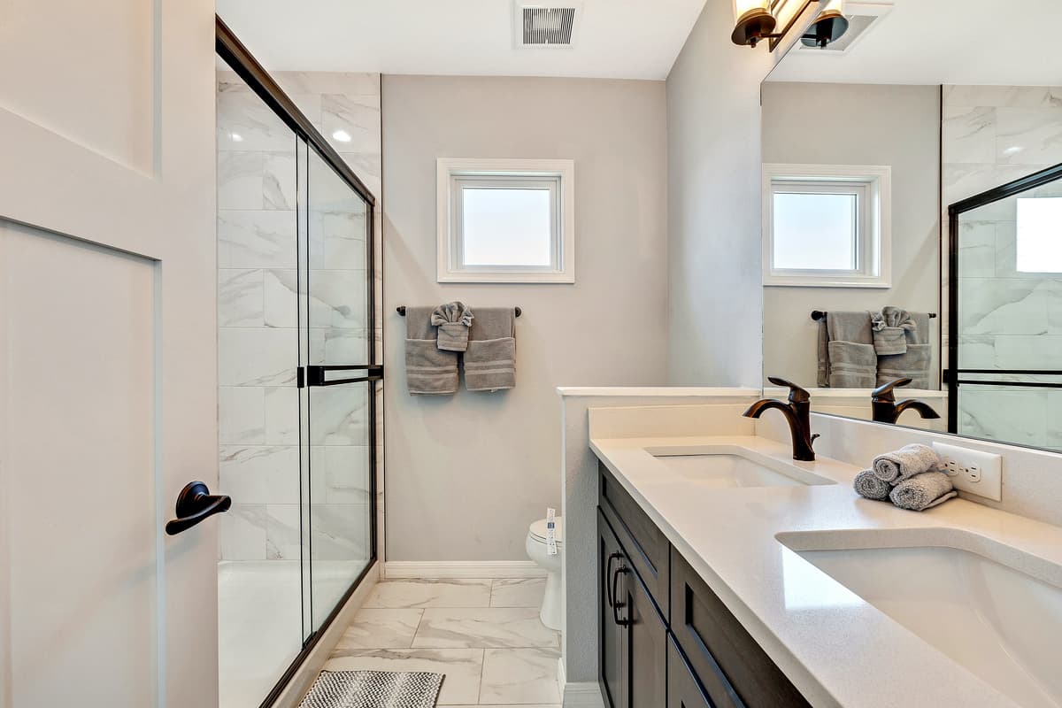 This space, where form meets utility, is a testament to modern bathroom design, ensuring both practicality and comfort seamlessly coexist.