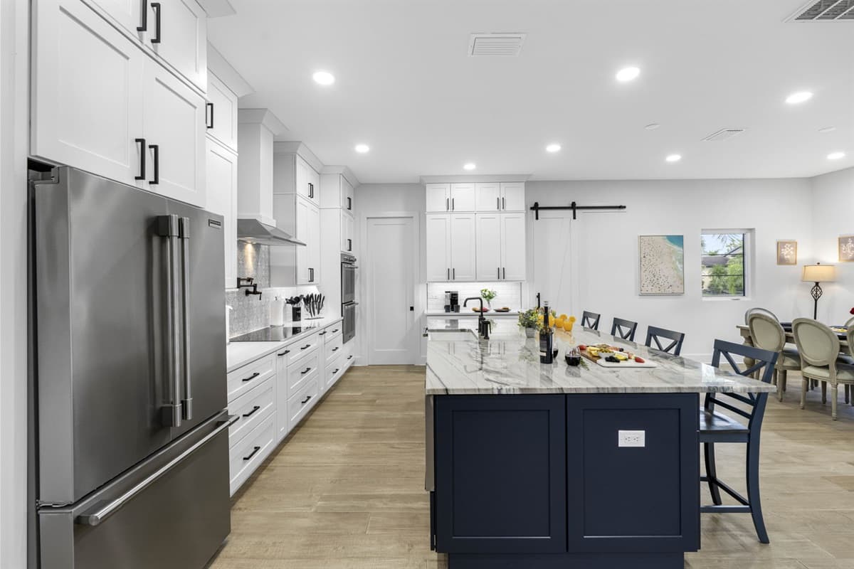 This stunning open-concept kitchen is designed with both functionality and style in mind, making meal prep a pleasure for everyone, from dedicated home chefs to casual cooks.