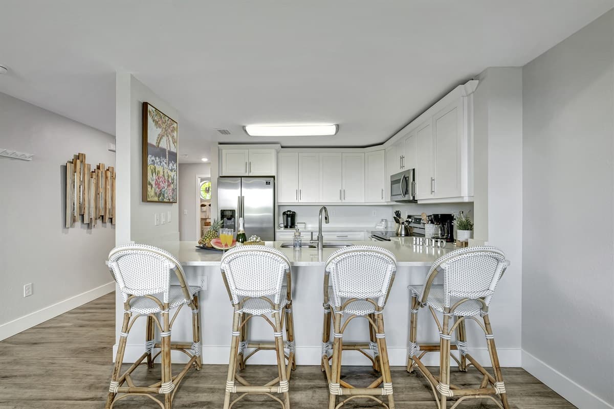 And when the aroma of freshly brewed coffee or a stack of golden pancakes beckons, the four-seater breakfast table is your haven.