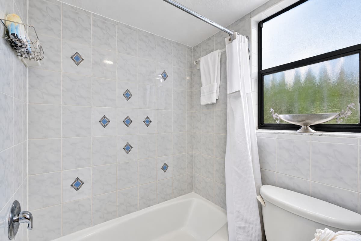 The bathroom's flooring is made of durable, slip-resistant tiles, chosen for both their functionality and aesthetic appeal.