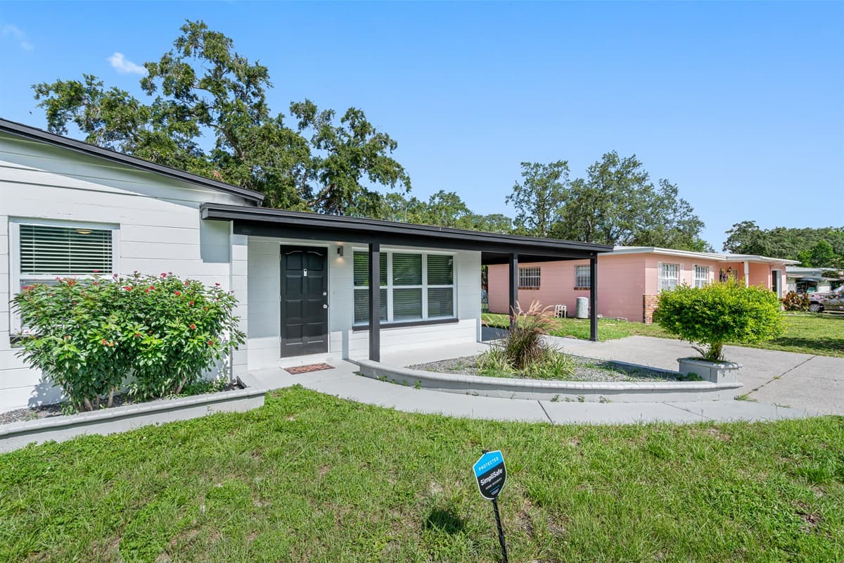 This beautiful entryway will welcome you and make you feel at home once you reach the property that has beautiful plants and a well maintained lawn. If you like what you see, send us an inquiry!