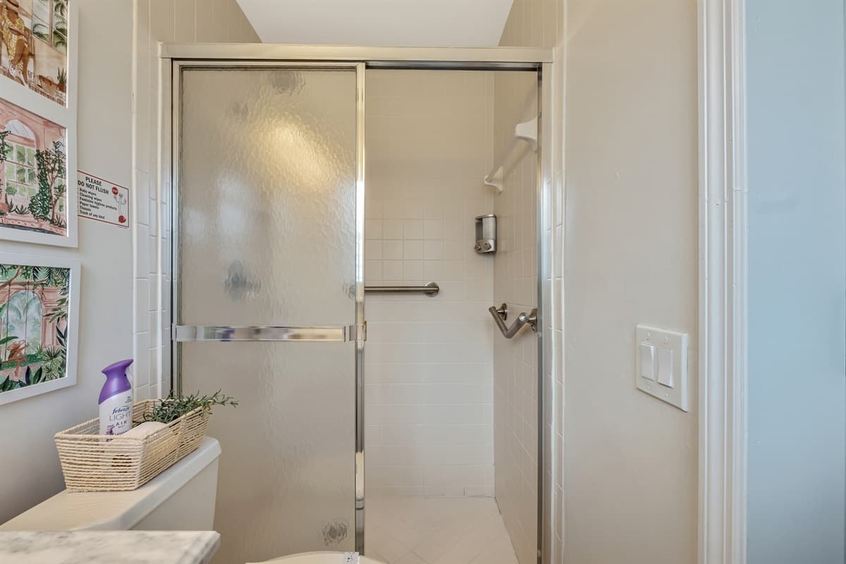 From the tropical wallpaper that transports you to a peaceful paradise to the modern amenities that ensure your comfort and convenience.