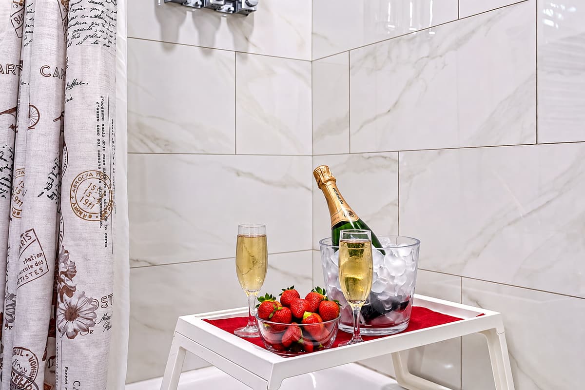 Best way to destress is a long warm bath and perhaps a glass of your favorite wine! Make the most of your stay and have a wonderful time! If you are interested in this property, send us an inquiry now!