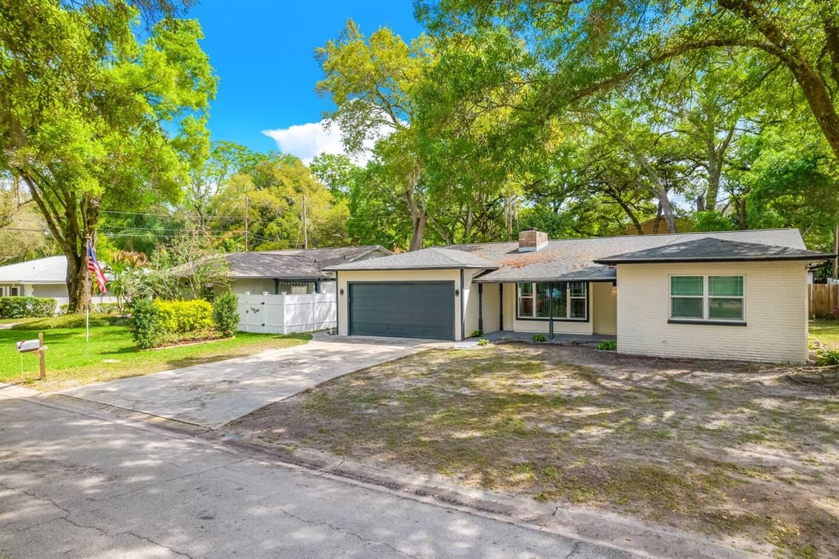We have a great driveway! Never get worried about where to park your cars! We also made sure that it is safe and secured because we have external CCTV cameras installed! Inquire now!