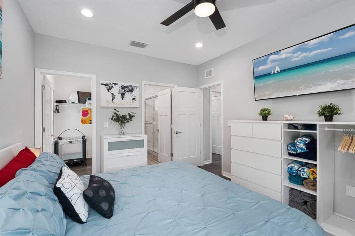Cozy bedroom with single bunkbed, king sized bed, drawers for storage and smart TV. Ideal room for a family with kids or a group of friends. 