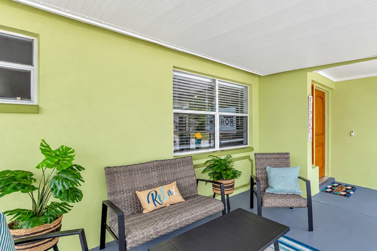 Whether you're seeking a tranquil spot for reading, engaging in lively conversations with friends, our well-appointed seating options cater to your every need.