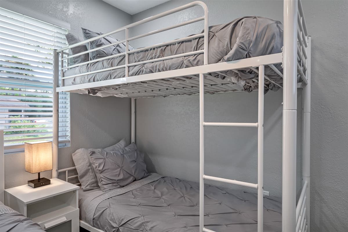 Cozy bedroom with single bunkbed, queen sized bed, drawers for storage and smart TV. Ideal room for a family with kids or a group of friends. Tell us what you think of the property. Send us an inquiry now!