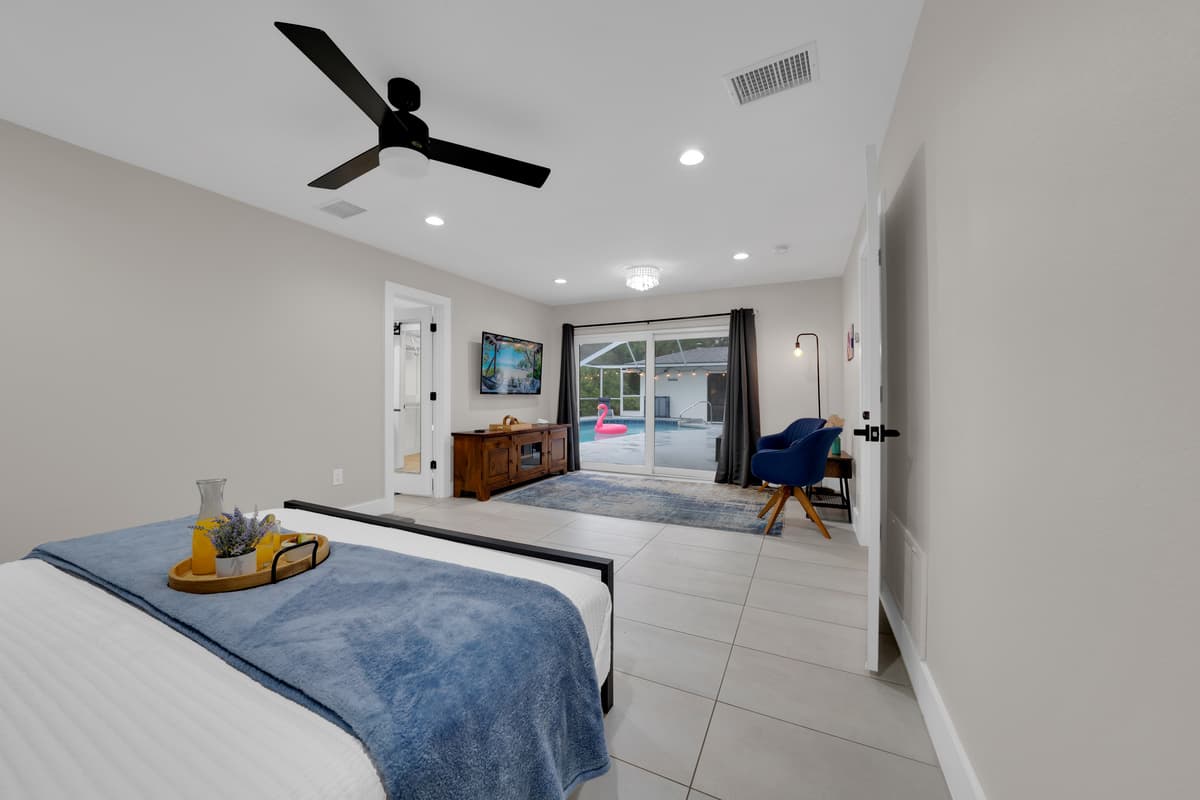 Everything this room offers, in one frame: rest on the bed, unwind in the armchairs, glance up and see the pool, pelican included!