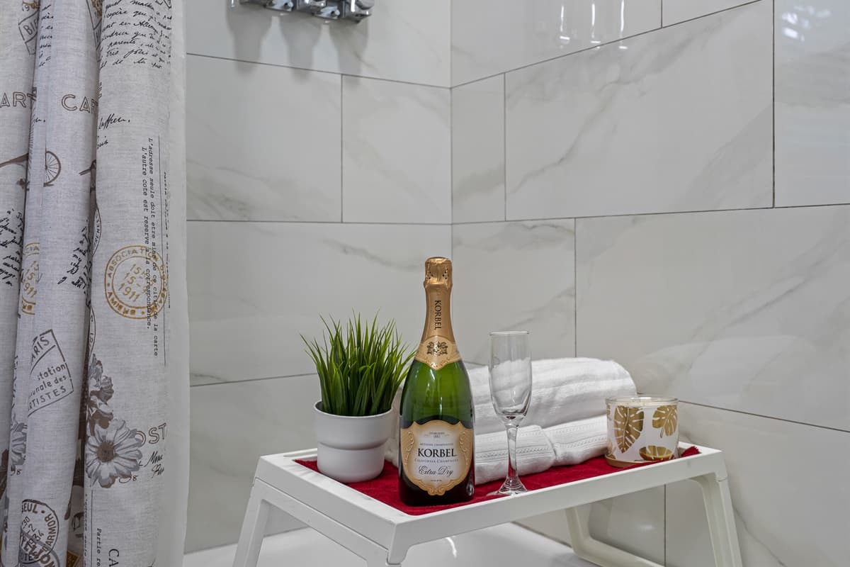 Best way to destress is a long warm bath and perhaps a glass of your favorite wine! Make the most of your stay and have a wonderful time! If you are interested in this property, send us an inquiry now!
