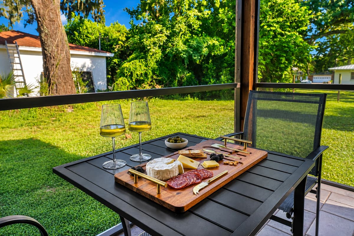 The one Florida dinner nobody has to cut short because of mosquitoes.