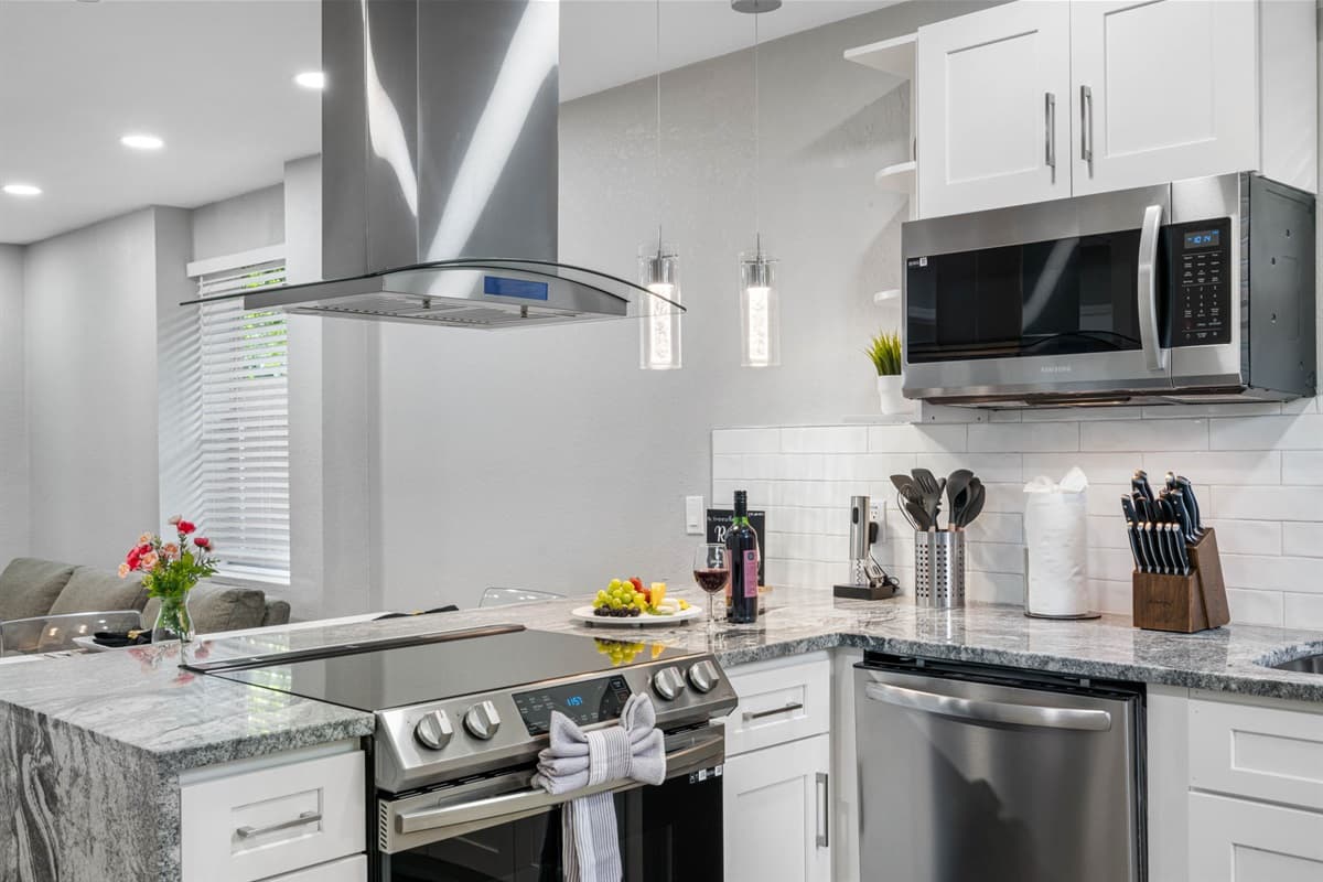 The design of the kitchen is both stylish and functional, with a harmonious blend of contemporary and classic elements.