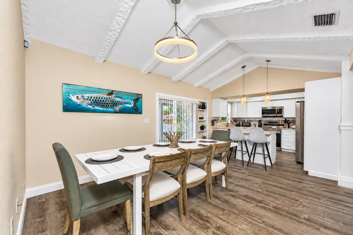 Share great stories with family and friends while having amazing meals in this lovely dining area! This is the best time to catch up! Inquire now!