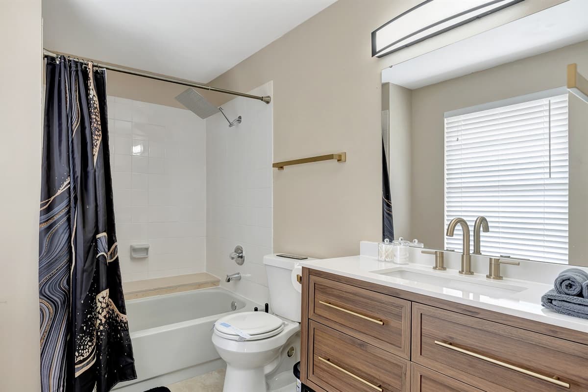 Our spa-like retreat features the best of both worlds: a luxurious tub and a refreshing shower, all in one.