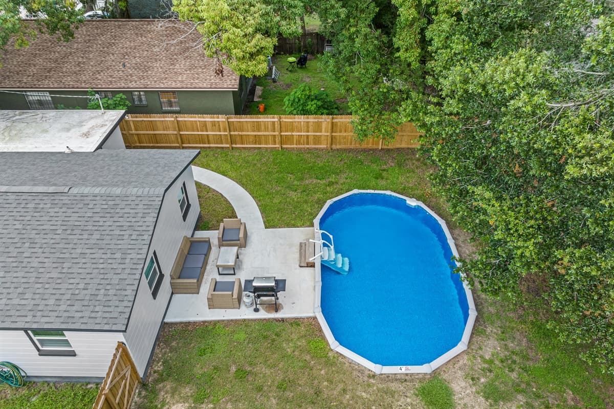 Who wouldn't want to stay in this breathtaking property? Have the best amenities while you're home away from home! Don't hesitate to send us a message!