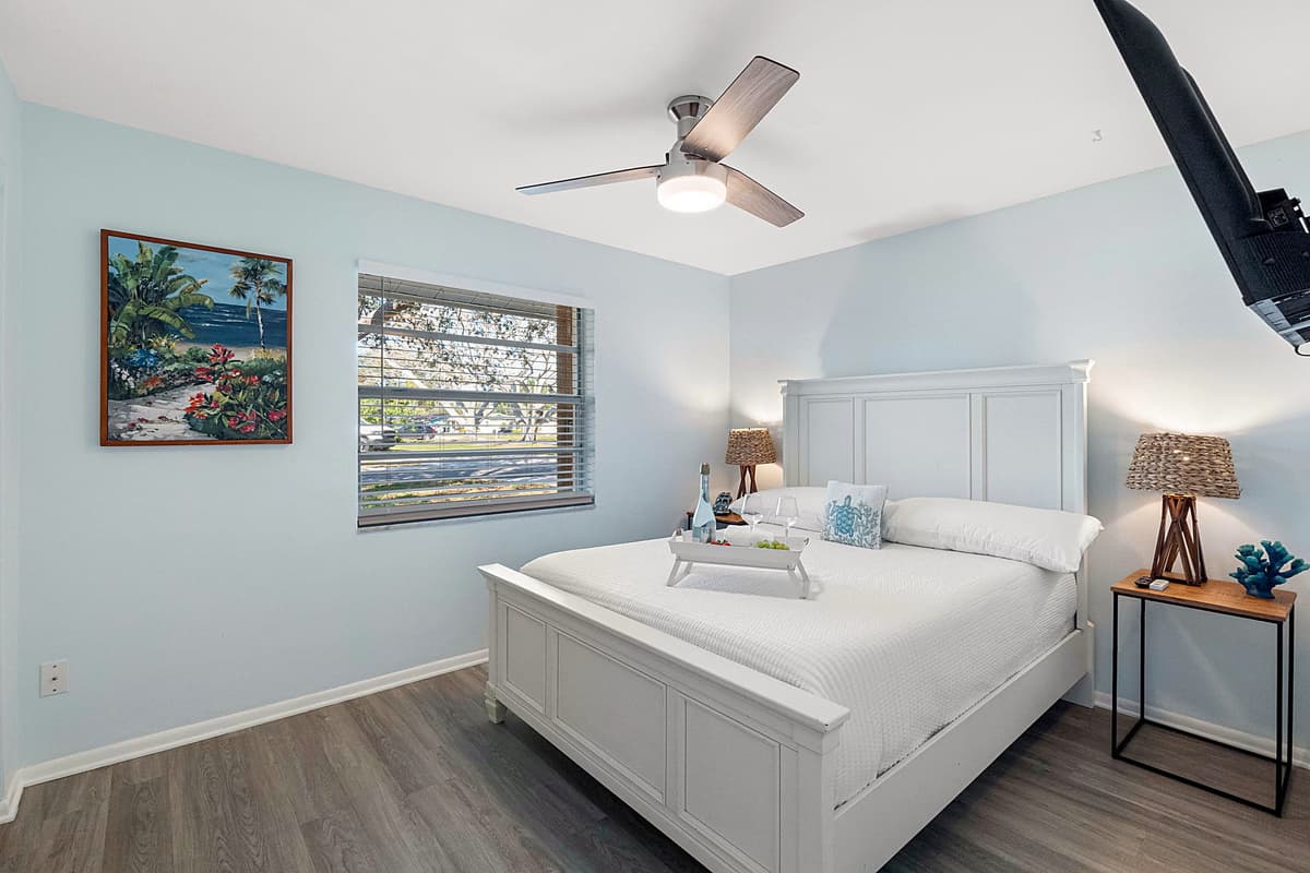 Designed with comfort and convenience in mind, the room includes a nightstand with a reading lamp, allowing guests to enjoy a book or wind down with soft lighting.