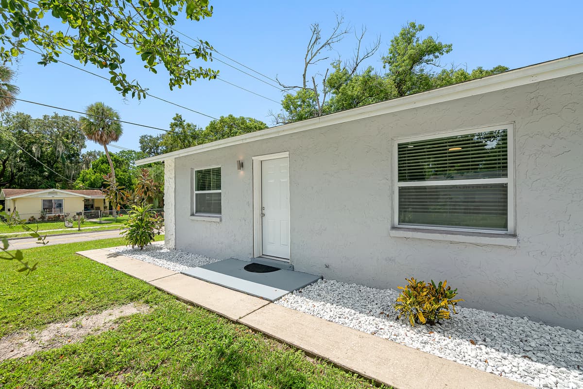 Side entrance of this amazing property! Feel relaxed when ambiance and surrounding here! Don't hesitate to send us message if you have questions.