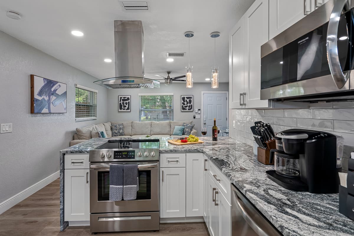Great meals are best shared with family and friends! Never feel cramped in this wonderful and spacious kitchen! If you have any questions regarding the property, send us an inquiry!