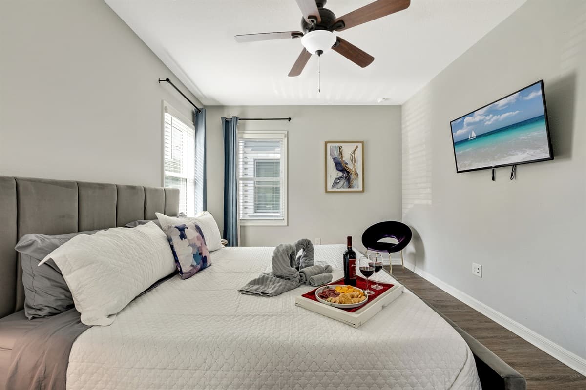From the tasteful decor that combines modern elegance with timeless charm to the thoughtfully arranged furnishings, the suite exudes an air of refinement.