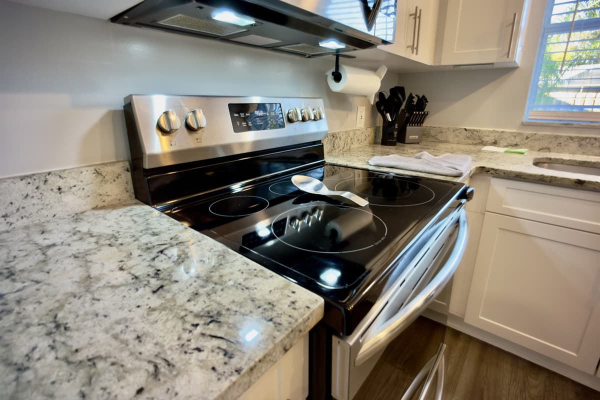 🍽️ A chef's dream! Granite countertops, a premium stainless steel stove with overhead range hood, and a full knife block — this kitchen is stocked and ready for your best home-cooked meals! 🥘✨