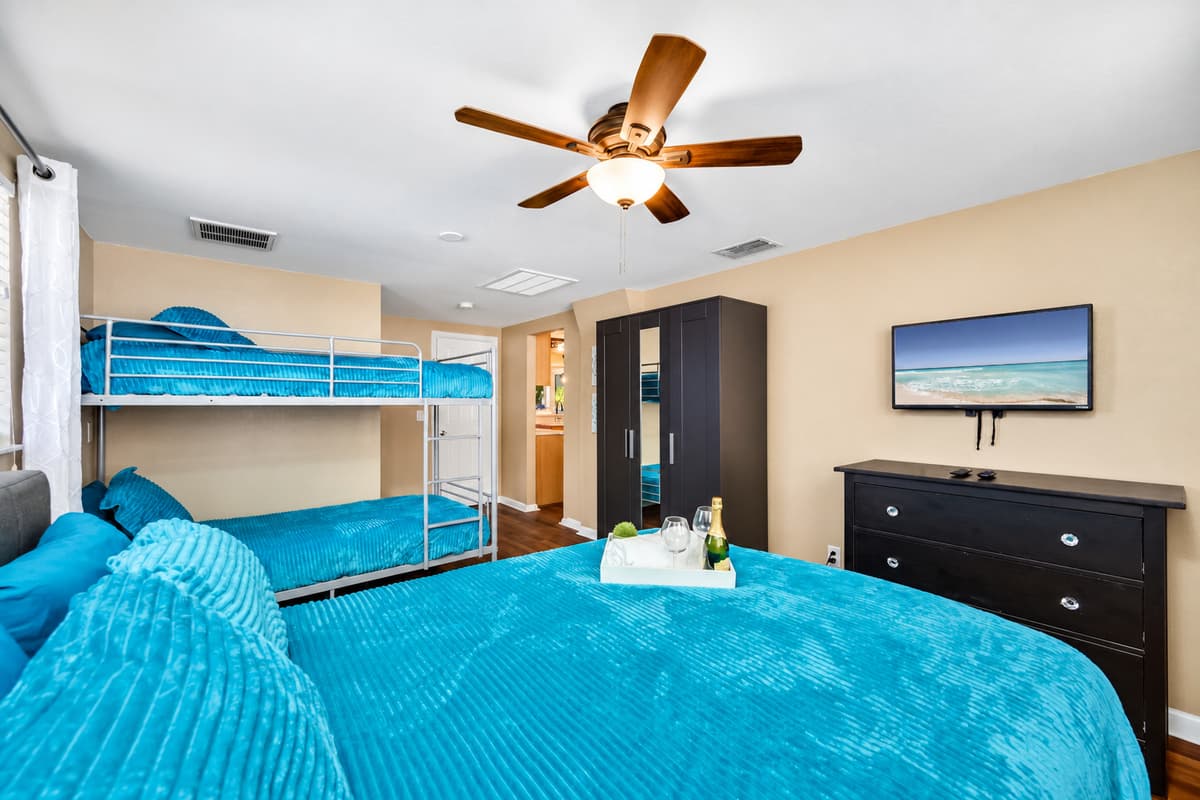 This stylish bedroom with a queen sized bed, twin bunkbed, closet and a smart TV. Perfect for a group of friends or a family with kids.