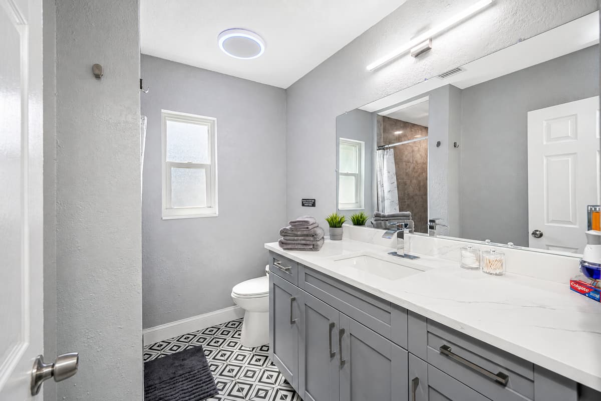 Immaculate bathroom with beautiful sink, walk in shower and toilet. Enjoy a relaxing bath after in our amazing and spacious bathtub. If you like this property, send us an inquiry as soon as possible.