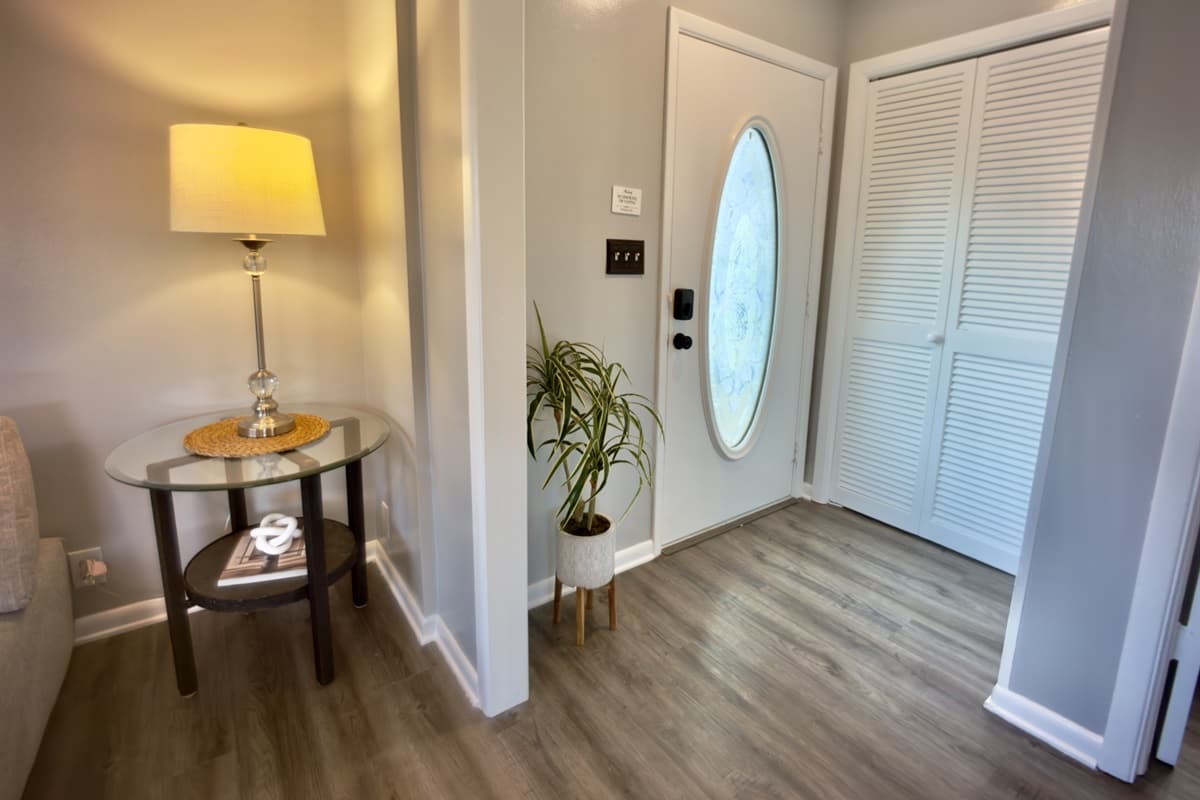 🚪 Step right in! The welcoming foyer sets the tone with elegant touches — a stylish console table, warm lamp, and keypad entry for easy, keyless check-in. Your vacation starts here! 🔑✨