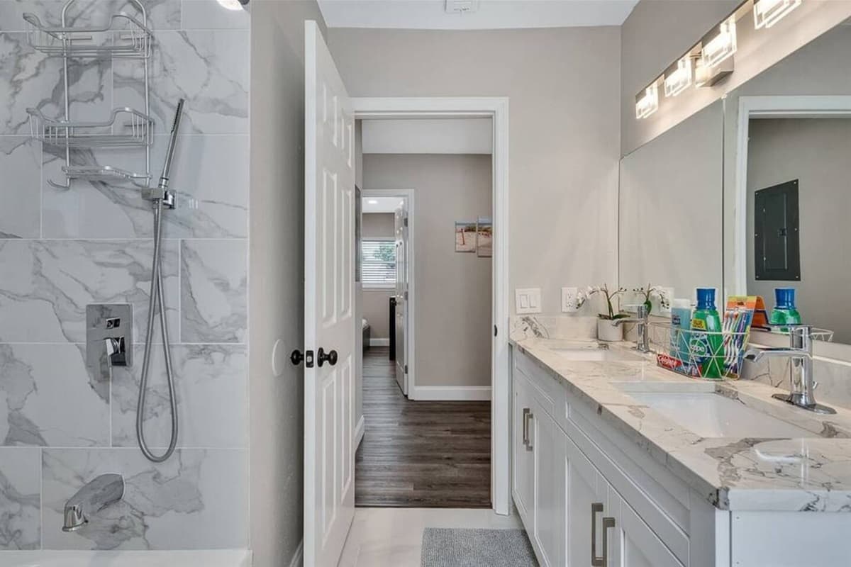 Great bathroom with toilet, double sink and walk in shower. Feel fresh and clean after a long day of travel from your home to your home away from home. If you are interested in this property, send us an inquiry now!
